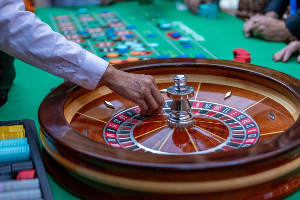 Roulette betting strategy using red and black color patterns